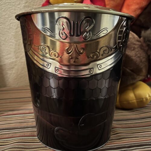 Cubeta y escudo de lata palomera